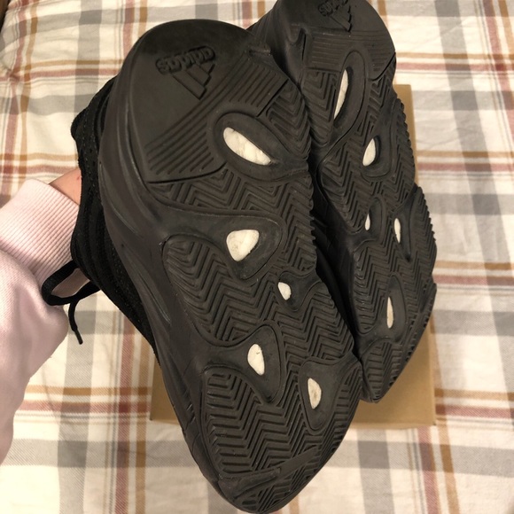 Yeezy boost 700 v2 vanta size size 6 4.5Y - Picture 3 of 3